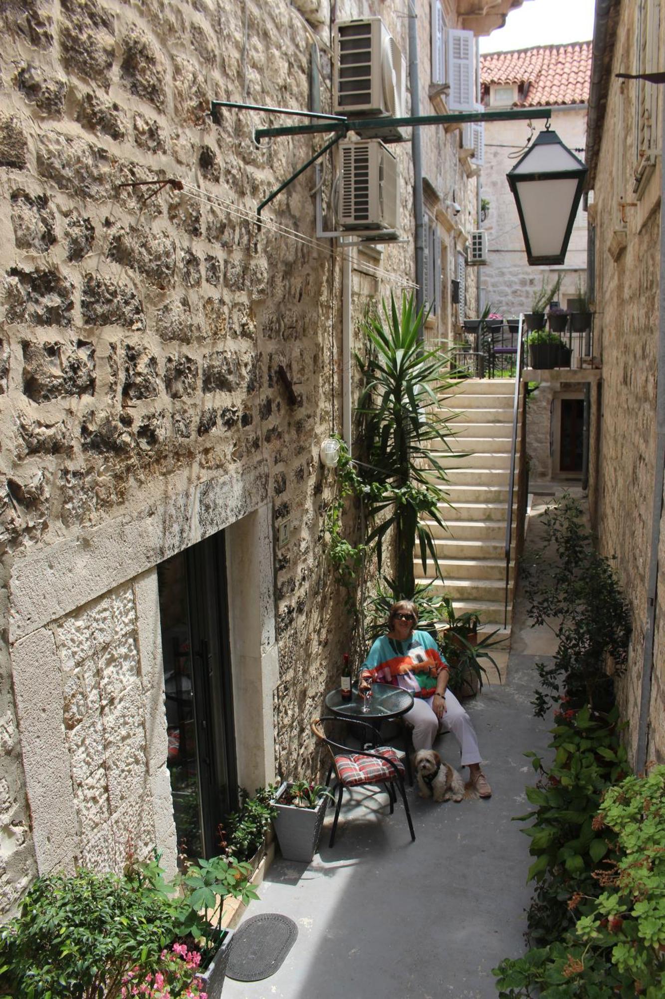 Street Garden Apartment *